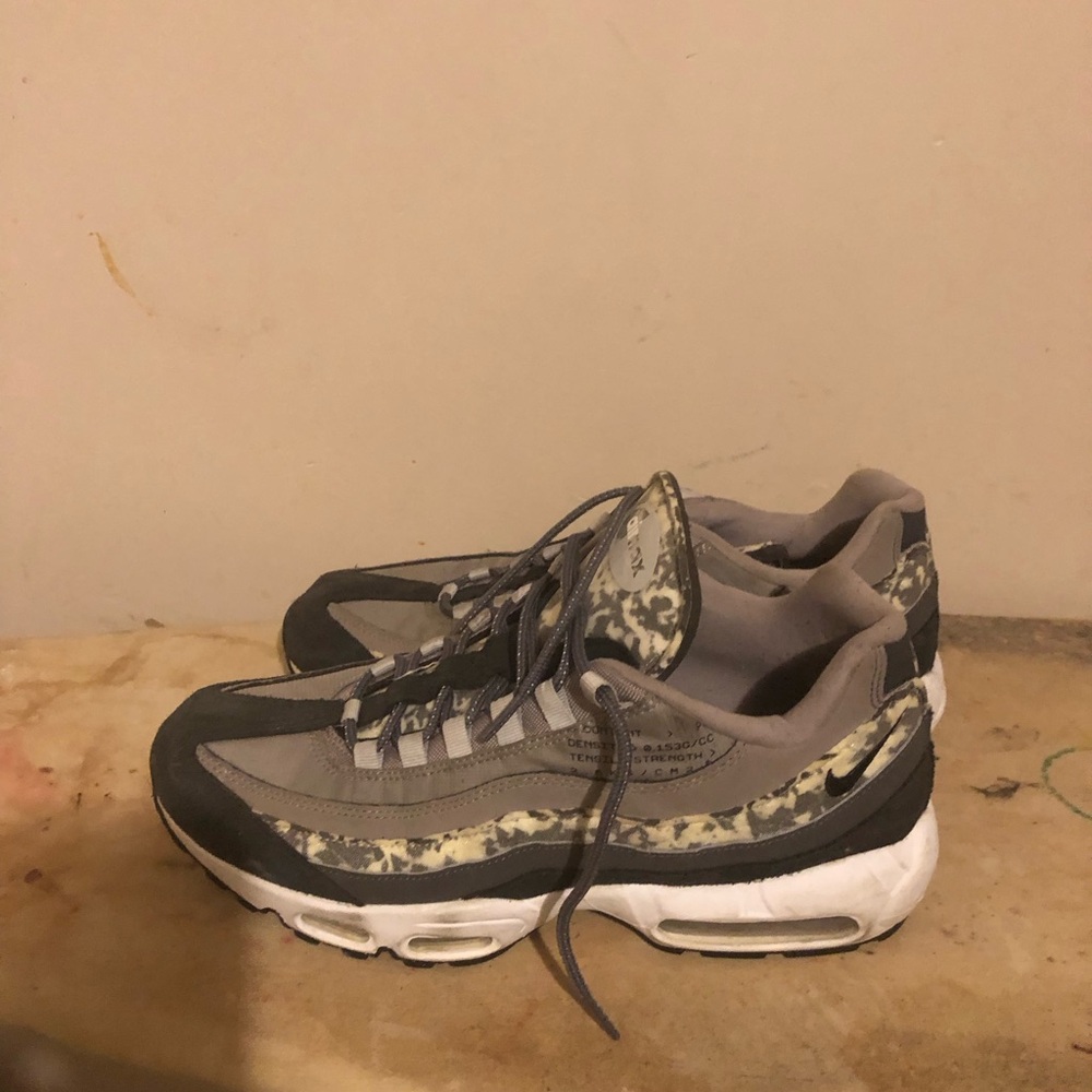 Tennis shoes